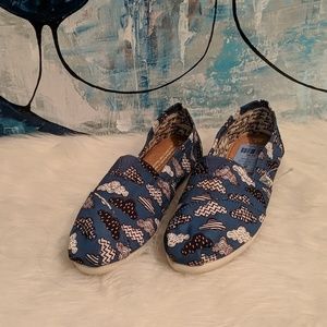 Woman's Tom's Size 5.